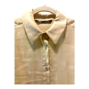 Shirt. Brand Zara. XS. Details on buttons